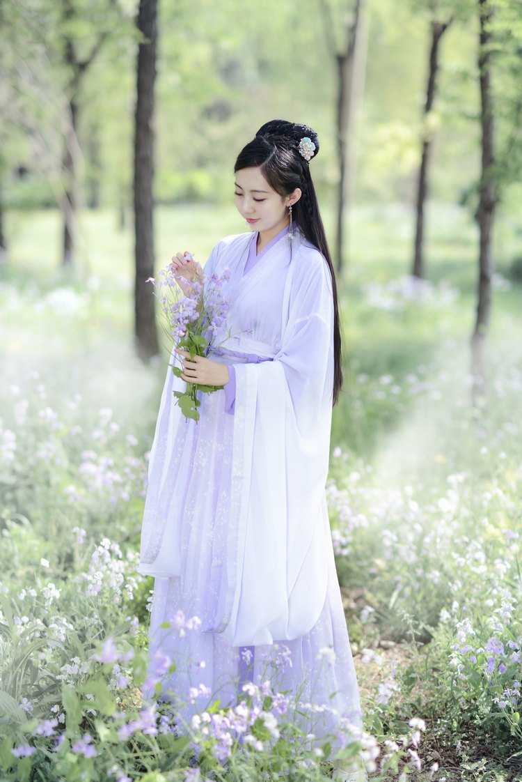 高贵典雅薰衣草色汉服古装美女图片2