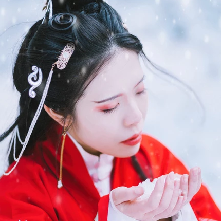 红衣雪景女生头像,唯美古风真人头像