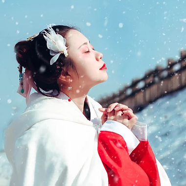 雪花飘落白披风女生头像唯美古风真人头像