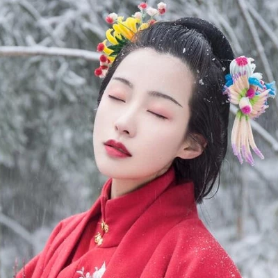 梅花雪红衣女生头像唯美古风真人头像