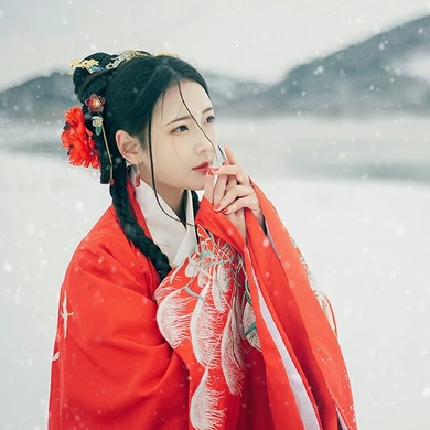 冷艳红衣白雪女生头像,唯美古风真人头像