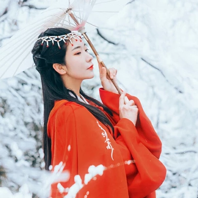 优雅红衣白雪女生头像唯美古风真人头像