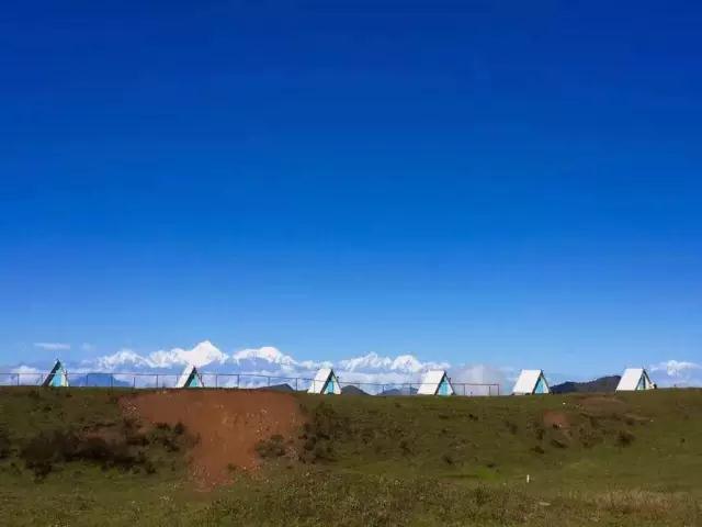 雅安轿顶山悬崖云海木屋