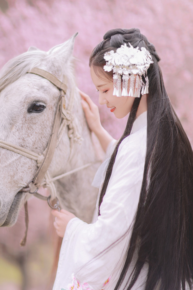 清新脱俗桃花仙子古装女子摄影