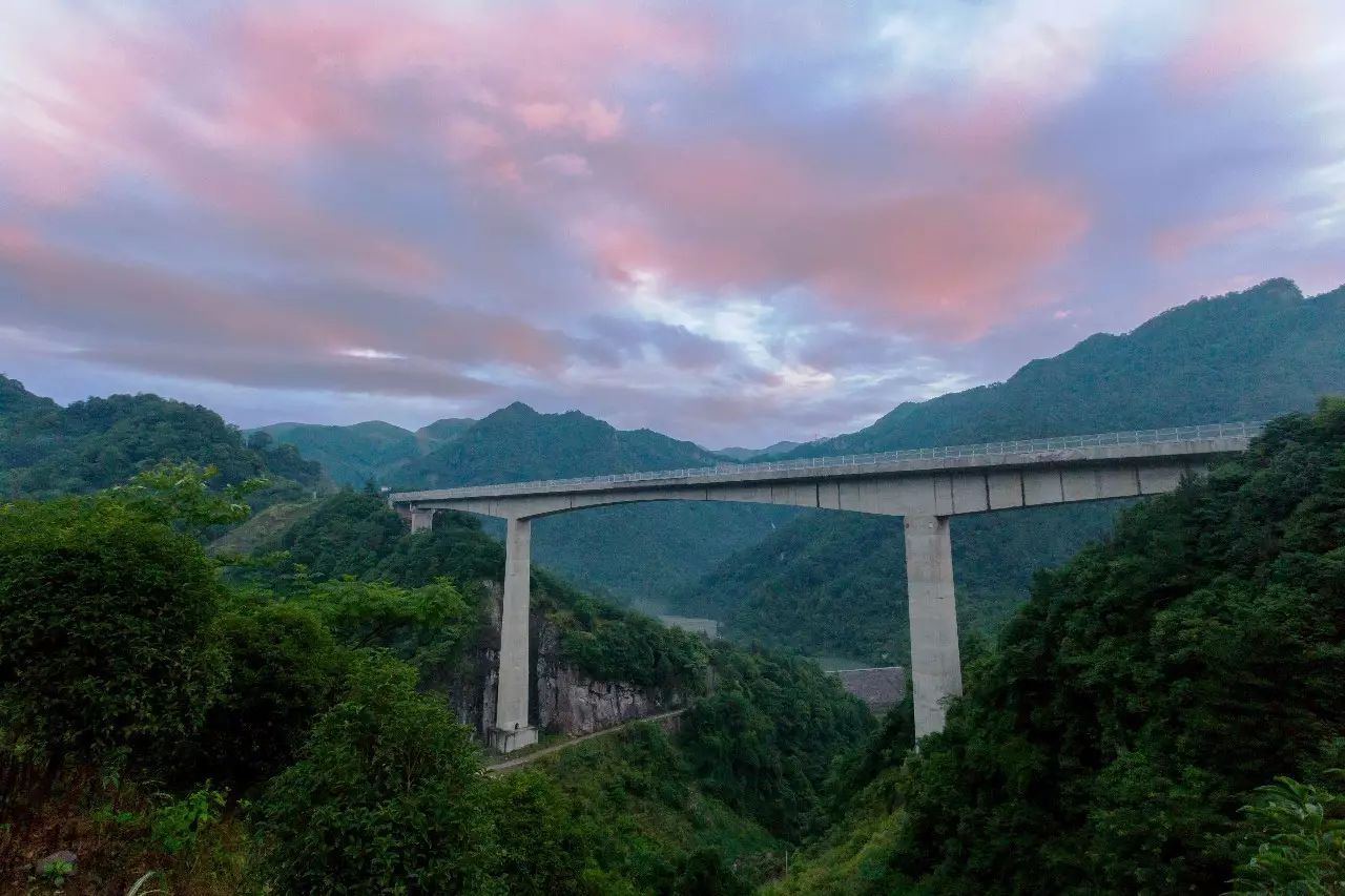 栖霞山居，溪流环绕在古村落捕鱼看霞光