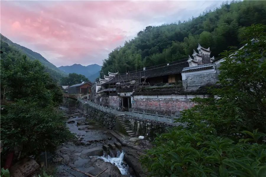 栖霞山居，溪流环绕在古村落捕鱼看霞光