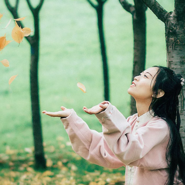 落叶飘粉衣女生头像，唯美古风真人头像