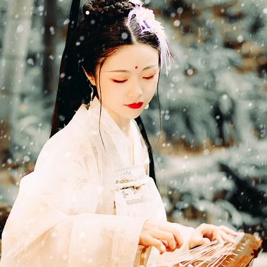 羽毛下雪白衣女生头像，唯美古风真人头像