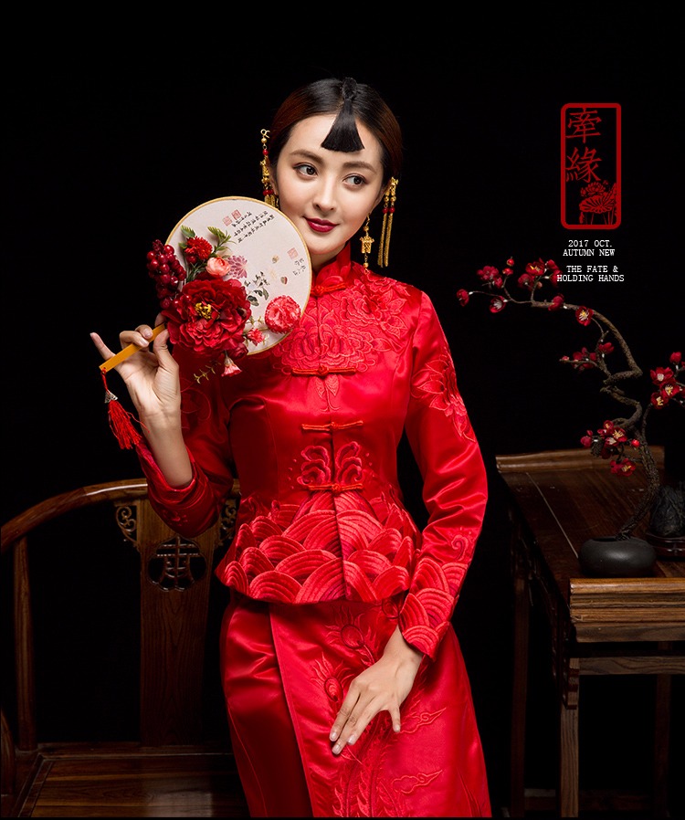 红妆素雅中式礼服，同色系刺绣新娘礼服