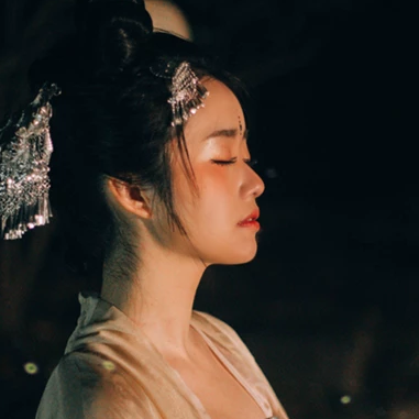 夜景带团扇女生头像，唯美古风真人头像