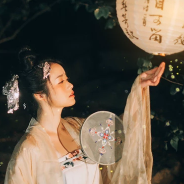 夜景带团扇女生头像，唯美古风真人头像