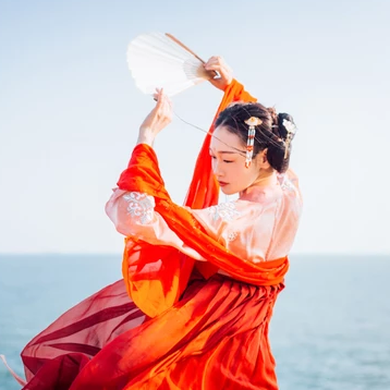 沧海风舞带折扇女生头像，唯美古风真人头像