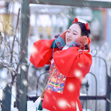 雪景俏皮可爱女生头像，唯美古风真人头像