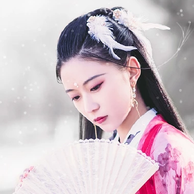 雪仙子红衣带折扇女生头像，唯美古风真人头像