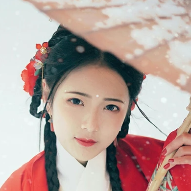 冷艳红衣白雪女生头像，唯美古风真人头像