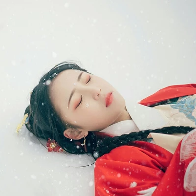 冷豔紅衣白雪女生頭像唯美古風真人頭像