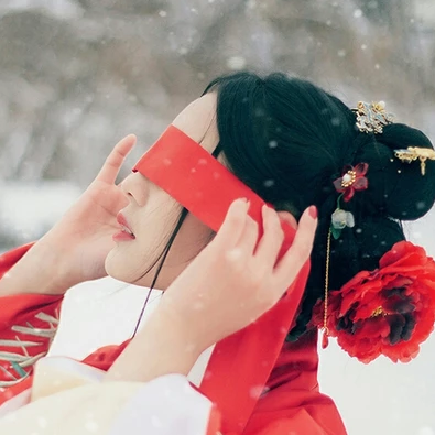 冷艳红衣白雪女生头像，唯美古风真人头像