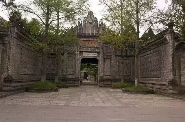 此莊園建築群由劉文彩始建於清末,至民國末年修建完成,是中國近現代