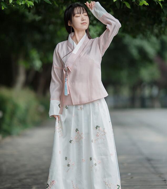 复古汉元素绣花汉服，交领汉服美女图片