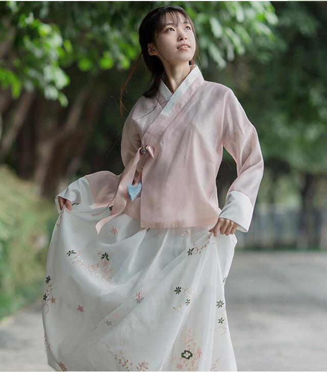 复古汉元素绣花汉服，交领汉服美女图片