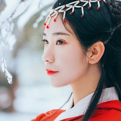 優雅紅衣白雪女生頭像唯美古風真人頭像