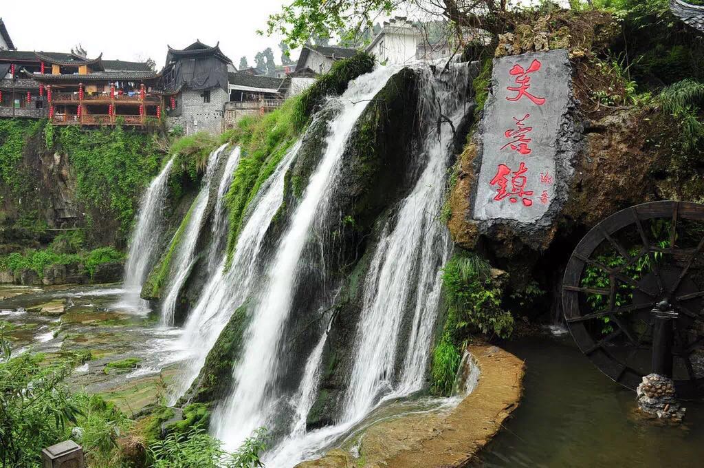 一座挂在瀑布上的古镇，水灵地灵芙蓉镇