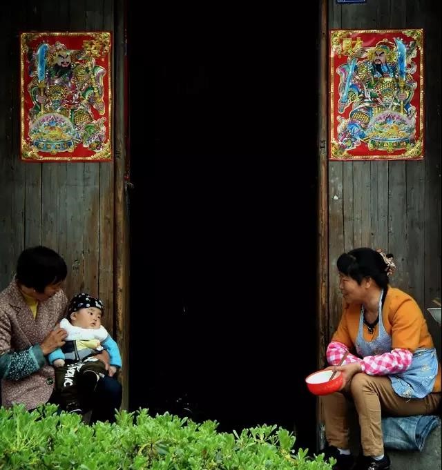 见证历史沧桑风雨的古老大门