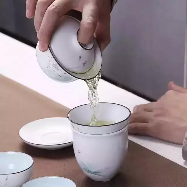 泡普洱茶茶汤沏茶图片