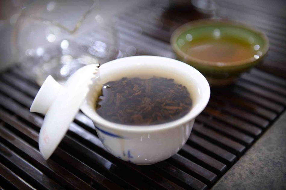 泡一杯温暖的熟茶摄影