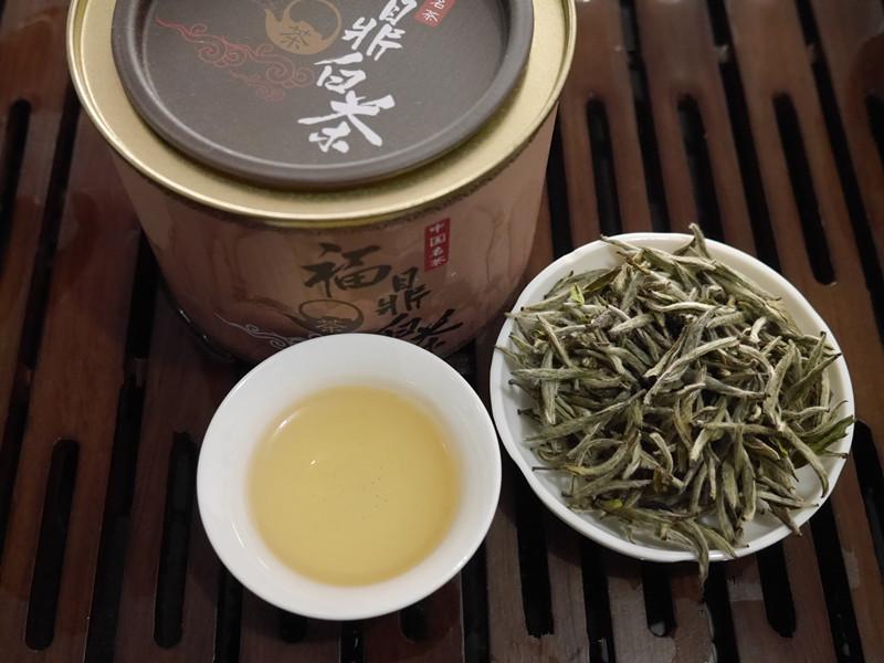 白毫银针冲泡茶汤素材