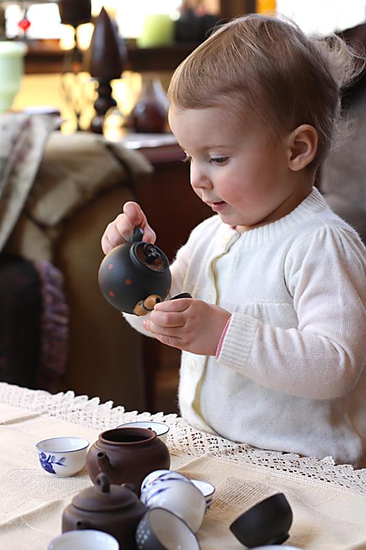 可爱小孩泡茶喝茶图片