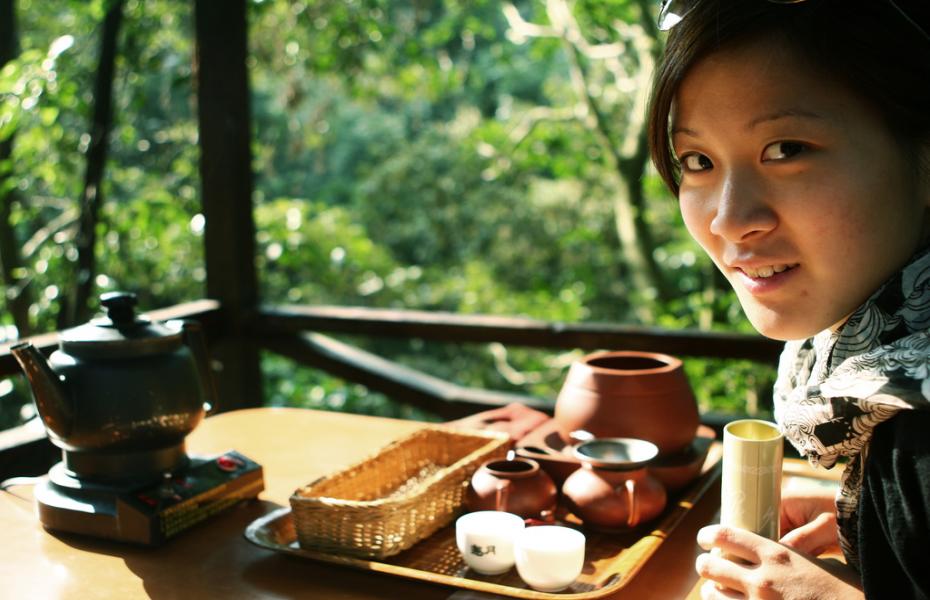 美女在山上品茶图片