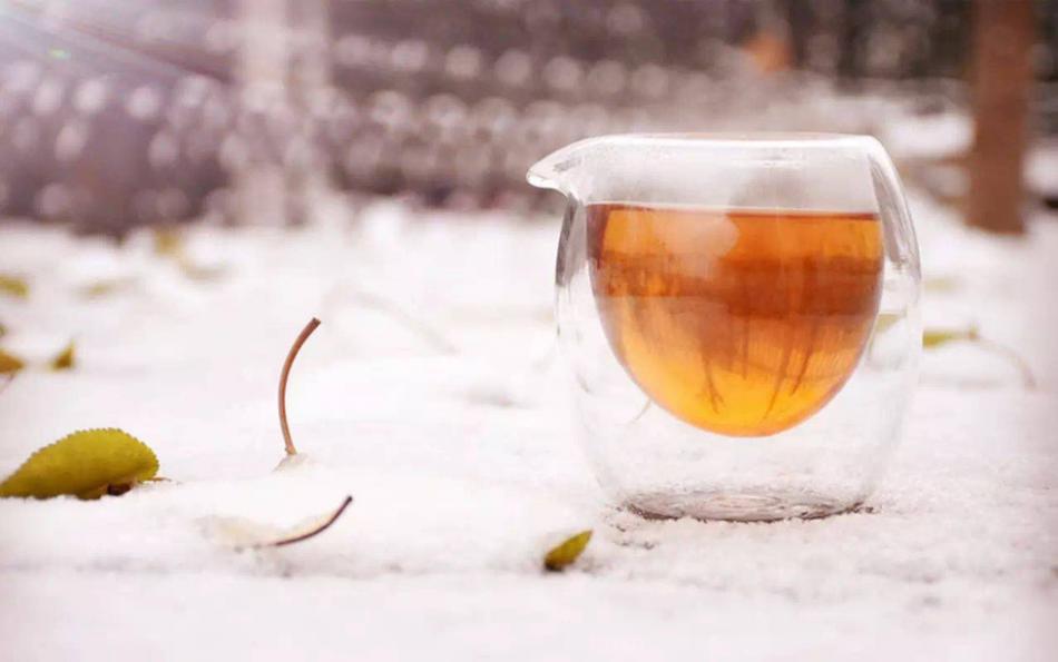 雪花纷纷落雪 泡一杯茶