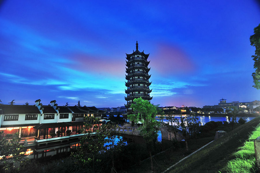 如梦如幻的江南水乡夜景风景图片